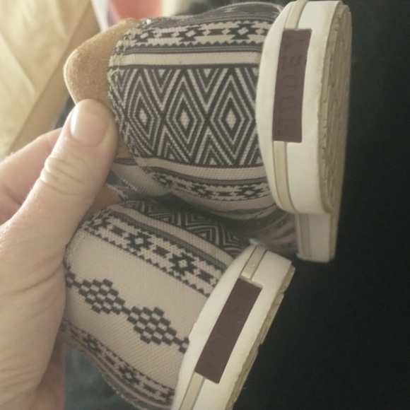 LNC Twisted printed slip on shoes - Picture 5 of 6